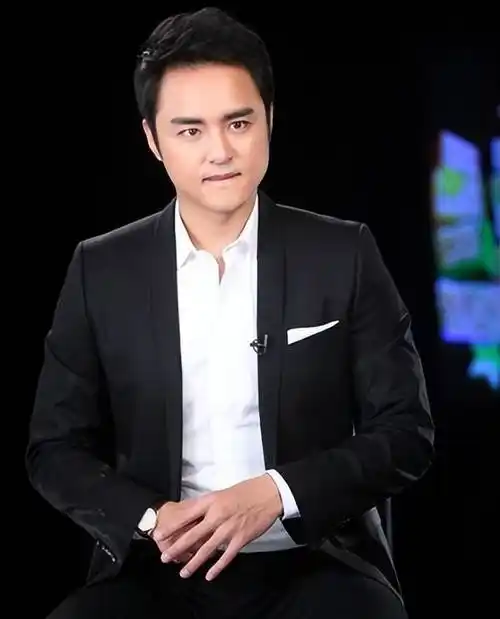 明道夜会两女疑婚内出轨!与高挑美女亲密挽手,发现被拍立马甩开_黑衣_