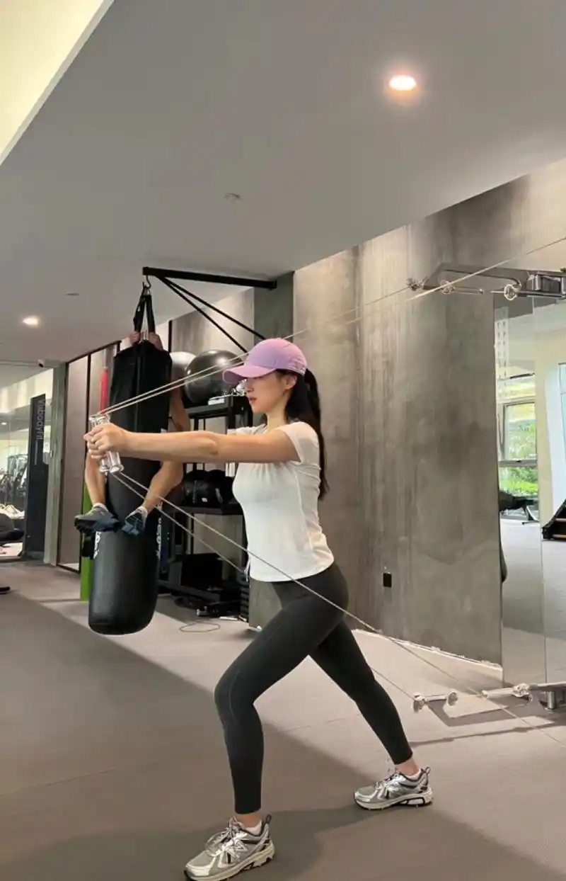 朱珠假期去健身房塑形,她一直被说微胖,换上运动服确实不像别的女明星
