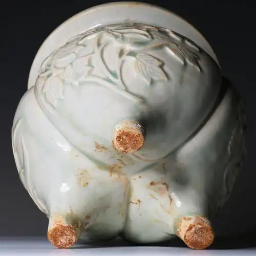 宋代汝窑缠枝纹三足香炉