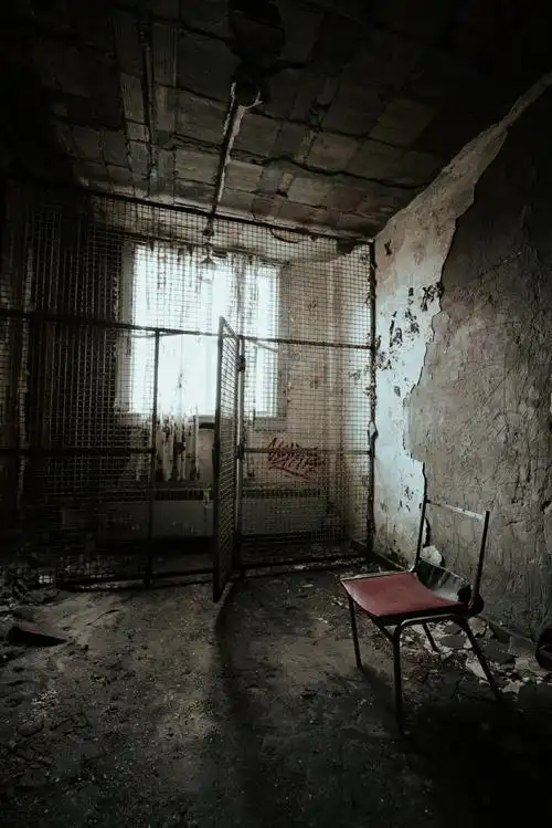 废弃精神病院的椅子们