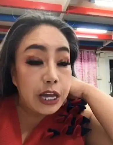 6旬富婆甩掉第14任小鲜肉丈夫嫁丑男,如今豪车却被对方偷走