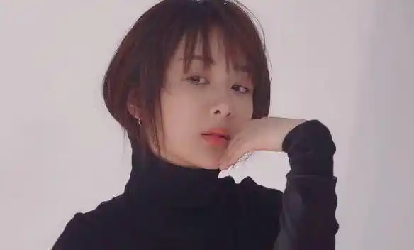 原创杨紫红唇大片出炉利落短发尽显28岁轻熟范跷二郎腿好霸气