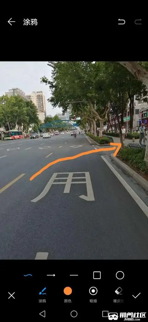 提前几米右转弯进路口拍了照说占用了公交车道我