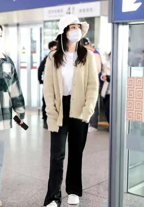 杨紫现身机场,穿浅绿色针织开衫戴渔夫帽,清新又减龄!_时尚_显得_休闲