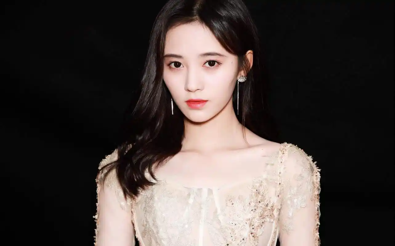 鞠婧祎多次被抱起,有谁注意到这个放下后的细节,暴露人品!