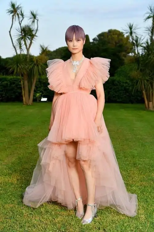 李宇春的身材还是挺有女人味的穿运动服活力满满真招人喜欢