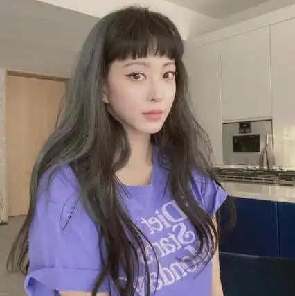 南韩女星韩艺瑟,贴身洋装深u照片,前倾自拍显示出傲人上围曲线