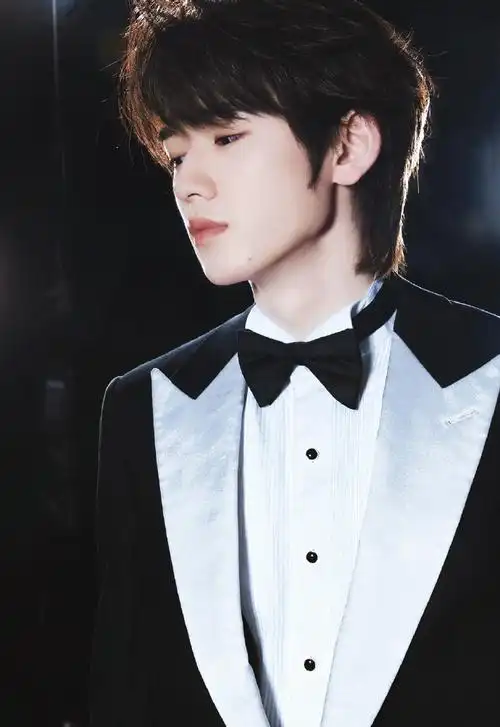 小拇指戴戒指 太99#宋亚轩王牌对王牌##宋亚轩糖果系舞台