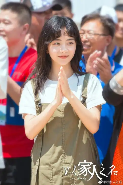 长大后的李尖尖和开机时的李尖尖发型一样 昨天官博发的杀青那天19年