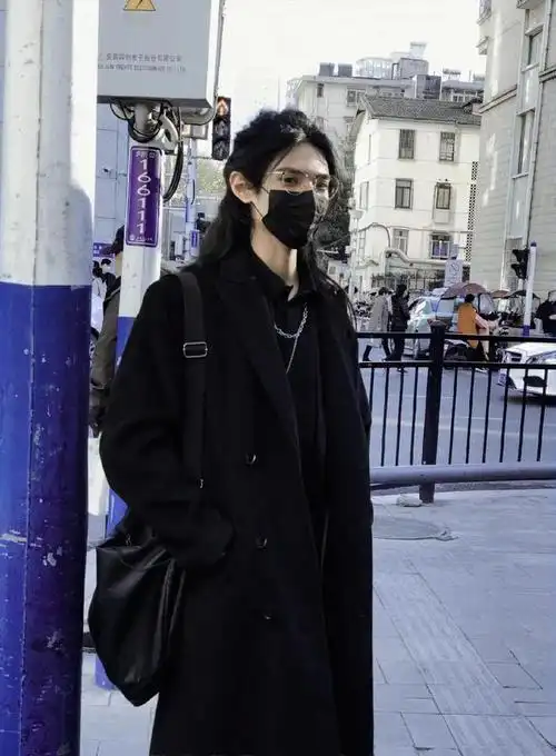 安徽高校男生晒毕业证件照火了长发飘飘很漂亮让人雌雄难辨