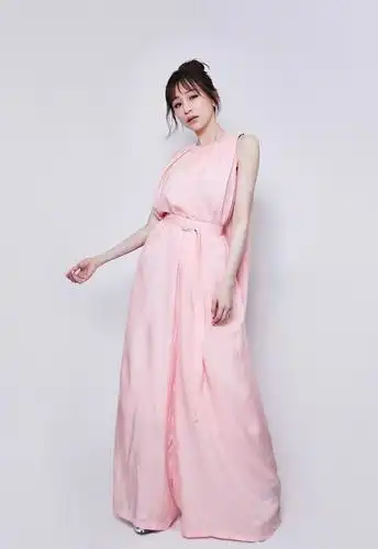 王心凌年近四十依旧甜美穿雪纺长裙质感轻垂网友脸好僵