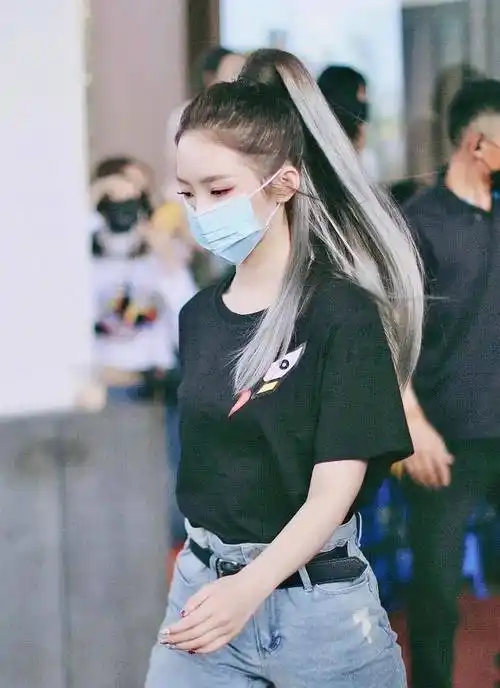 孟美岐今日look,黑t牛仔裤搭配银发高马尾,女王范儿十足_时尚_黑色