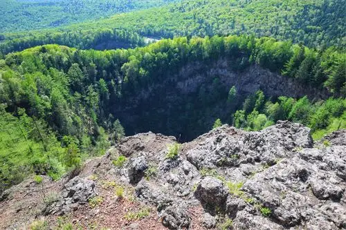 火山口地下森林