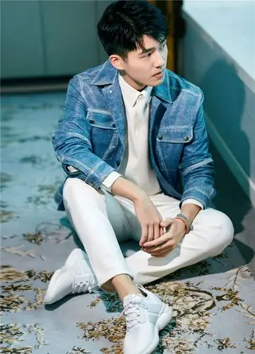 刘昊然写真曝光在摩登少年与优雅绅士中的随性切换