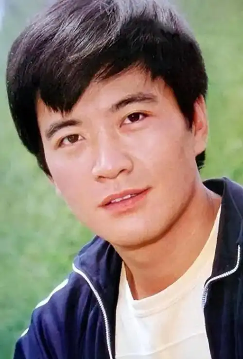 也不是张铁林,而是如今在圈内不怎么出名的演员周里京