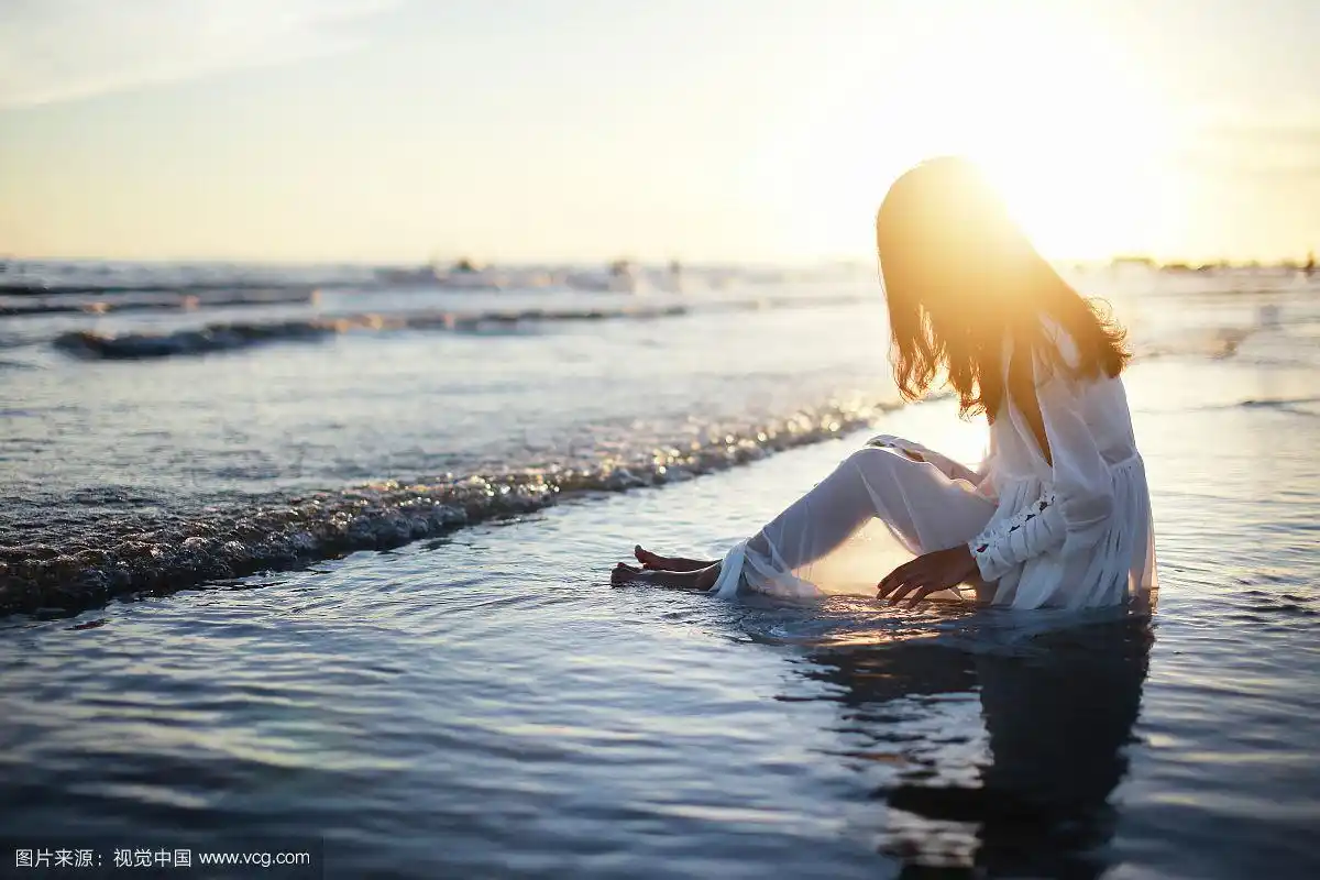夕阳海边的少女剪影