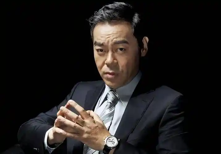 香港老戏骨街头拍戏,被误认生活潦倒,盘点平易近人的港星_廖启智