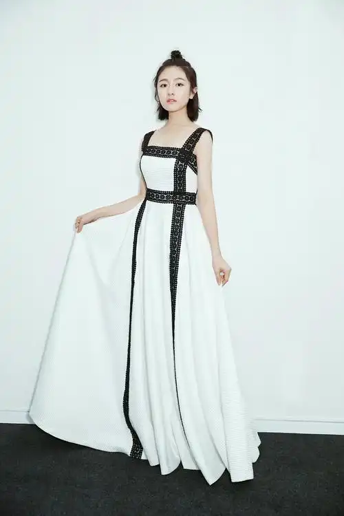 李兰迪现身时尚盛典活力满满少女感爆棚