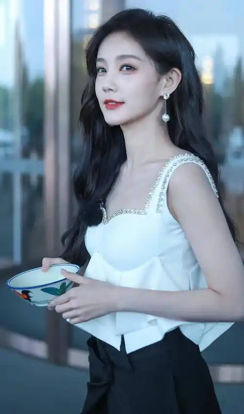 李一桐港风大波浪亮相,成熟妩媚有女人味,身材比例太出众_设计_女明星