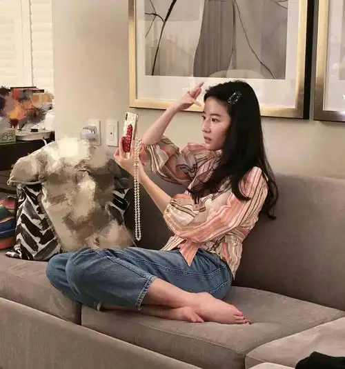 刘亦菲沙发自拍玉足特写