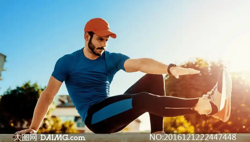 做拉伸动作的运动男性摄影高清图片