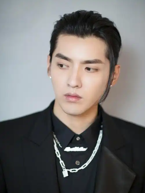 吴亦凡西服蓄发帅气写真图片19