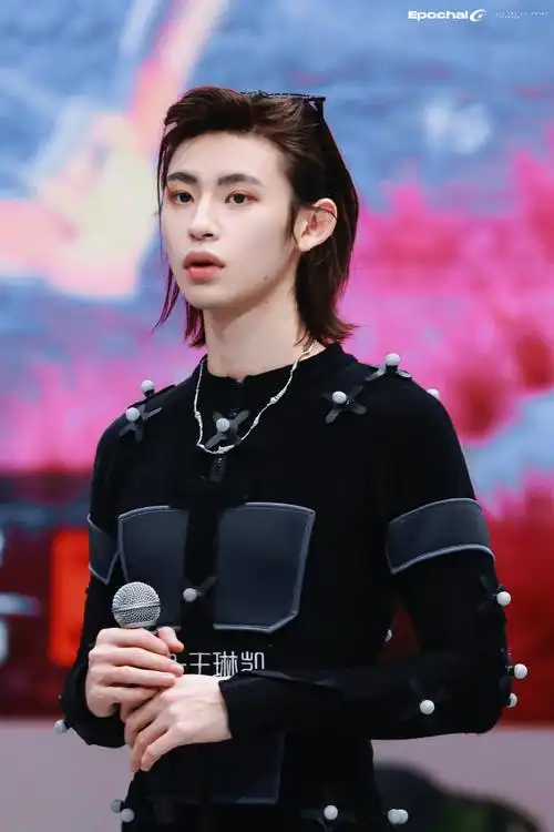 小鬼王琳凯超话9615#小鬼暗夜伯爵风衣鲨疯了#3032 3738