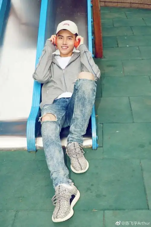 陈飞宇晒踏青自拍照 嘟嘴卖萌青春洋溢(图)