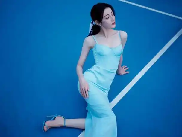 迪丽热巴蓝色丝绸吊带裙引爆时尚潮流!夏日清凉与优雅相融合