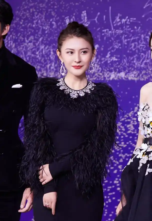 热依扎一袭黑色长裙,优雅微笑显温柔气质,刚姐很赞!