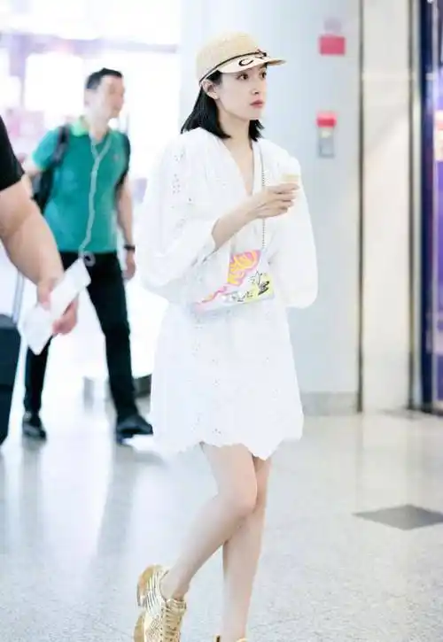 宋茜亮相机场,露出纤细腰线,粉丝直呼太美不敢直视_时尚_个性_的设计