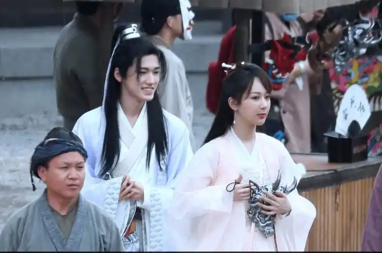 原创杨紫穿和宋亚轩逛街路透曝光一身粉色纱裙梦回锦觅爱了