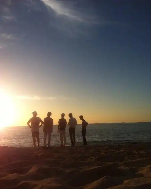 shinee出道十三周年 珉豪晒成员背影合照庆祝