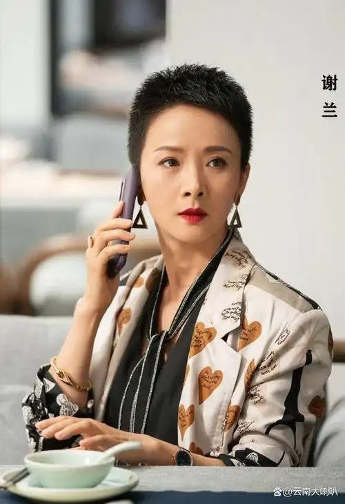 49岁女演员谢兰带10岁儿子游云南,只发一张侧颜照,十分低调