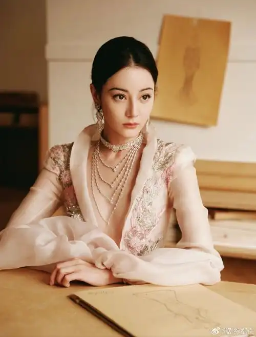 #迪丽热巴深v刺绣礼服#