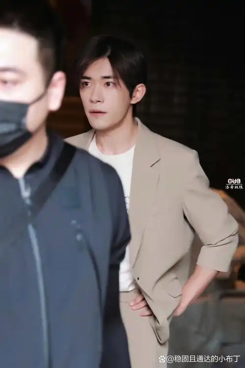 近日,易烊千玺在公众场合的一个细微举动,瞬间温暖了无数粉丝的心