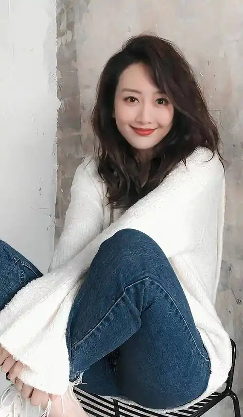 在最新公开的一组照片中,王鸥选择了美