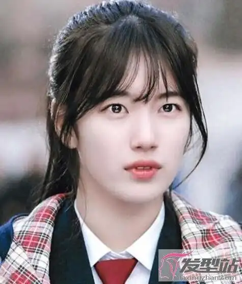 适当打薄或者剪碎女生的头发烫出卷度,双扎成低马尾,搭配八字刘海和