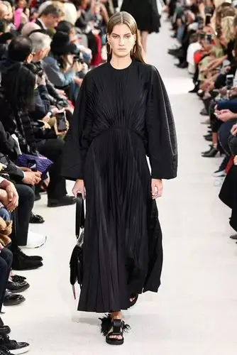 服装设计valentino2019春夏时装秀