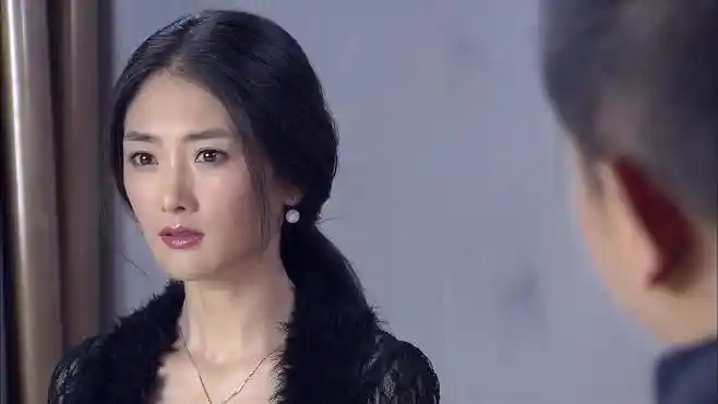 铁血雄心:美女被绑架,主动和绑匪拍视频,暗中竟还有交易-影视综视频