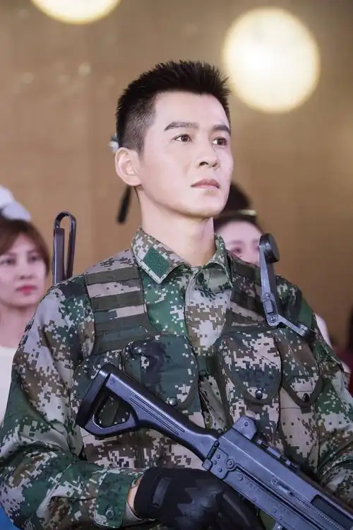 乔振宇出席电影黎明勋章开机仪式寸头军装尽显男人本色