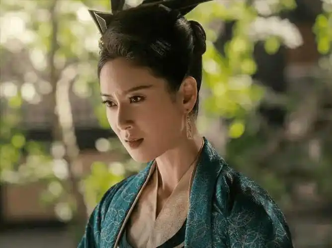 赵柯:在《庆余年2》中饰演了许多年的如懿传