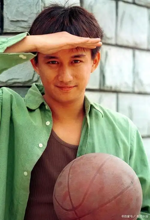 年轻时帅气逼人的黄磊