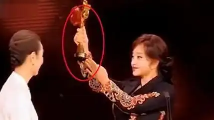 景甜:让万达亏了10个亿,成龙都不敢惹的女人,她的背景有多强大