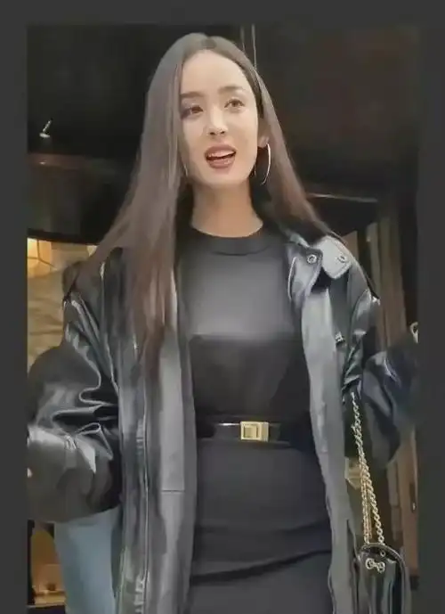 古力娜扎国外街拍穿衣大胆疑似真空上阵lisa也疑真空出门被拍