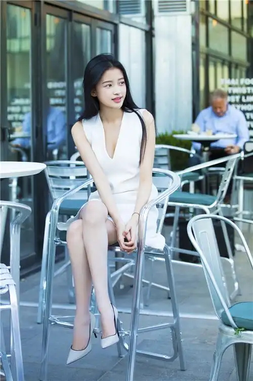 组图:孙怡街拍吐舌卖萌 尽显少女本色