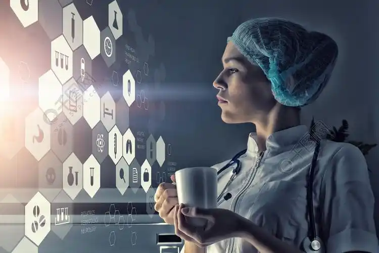 医学创新技术看媒体屏幕的年轻女医生