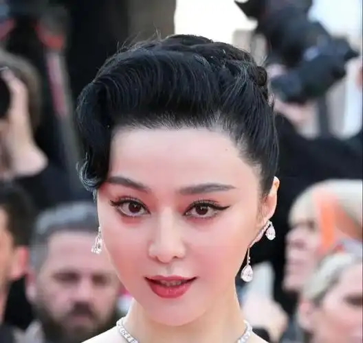 范冰冰还是老了脖子是看一个人年纪的最好方式脖纹十分严重