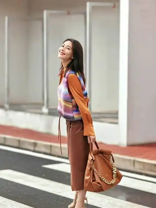 高圆圆42岁生日写真,穿黑色豹纹连衣裙配短靴,优雅知性气质佳_风格