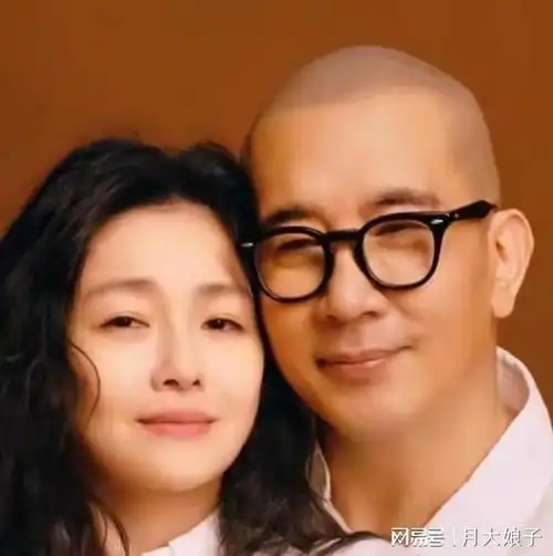 这是大s在2年前和光头闪婚后接受采访写真表现出来的状态感觉.